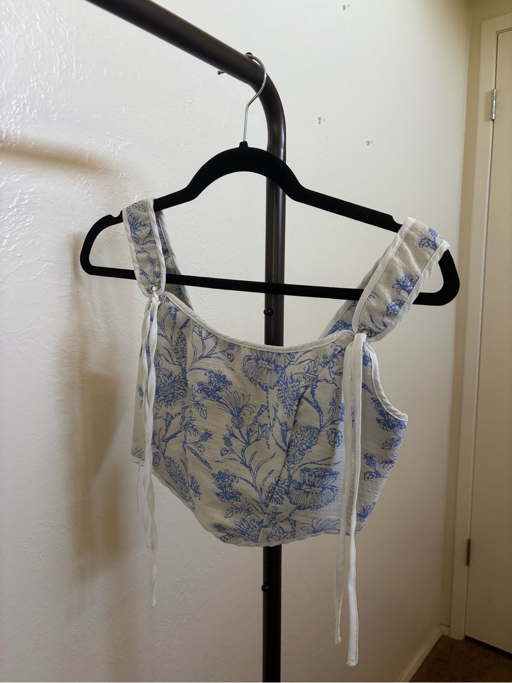 SHEIN Cream & Blue Floral Tie-Shoulder Crop Cami